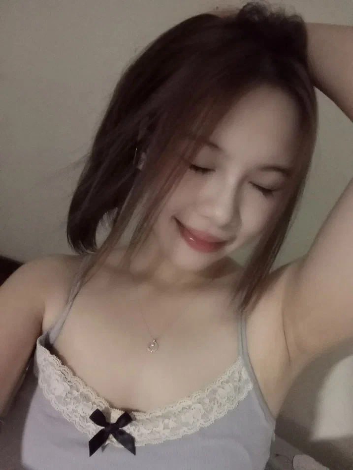 Cô gái làm việc theo giờ tại tiệm làm đẹp đã từ chối đến và cuối cùng bị cưỡng hiếp. Ngực cô bị đùa giỡn và âm đạo của cô bị cưỡng hiếp một cách thô bạo, điều này thực sự rất thú vị...